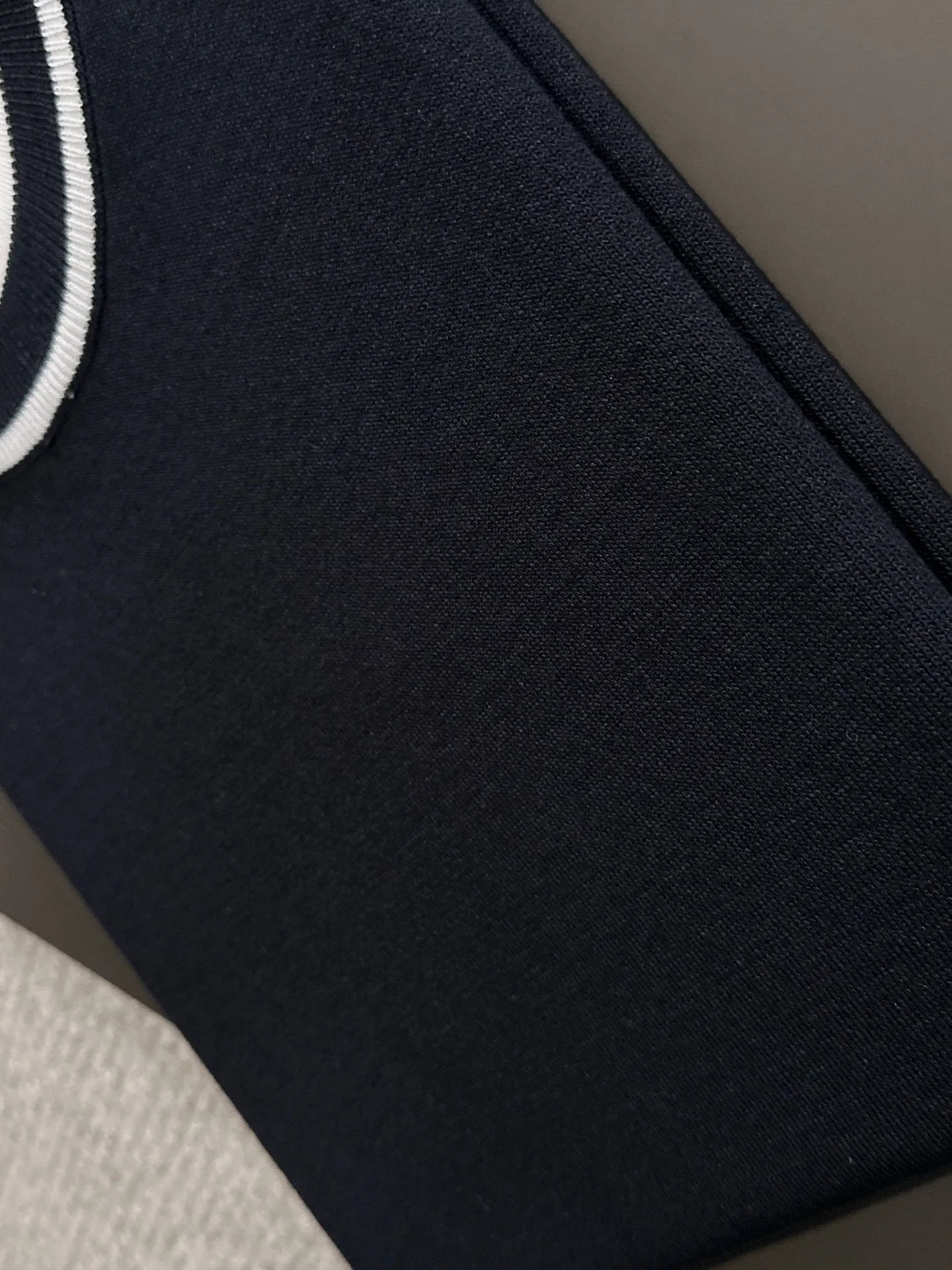 🅿️320 shipped next day, high quality Stone Island 2025 spring and summer new men's round neck short-sleeved T-shirt. Made of combed cotton yarn knitted cotton fabric, pure cotton high-weight special yarn, it feels heavy when weighed, and the upper body is more textured than ordinary T-shirts. This texture can cope with the weather easily and is suitable for both hot and cold! The pattern on the chest adopts three-dimensional embroidery technology, and is perfectly produced stitch by stitch with reference to the original version! Loose fit design, looks noble. Size: M to XXXL